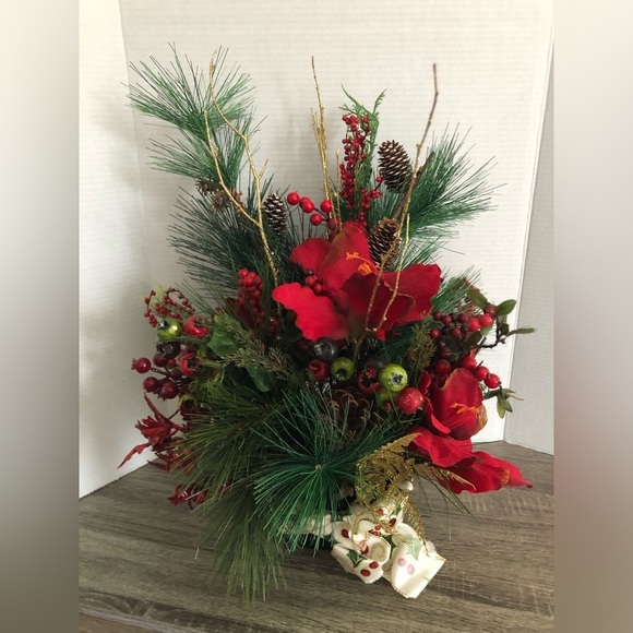 Handmade Holiday Arrangement - Picture 14 of 14